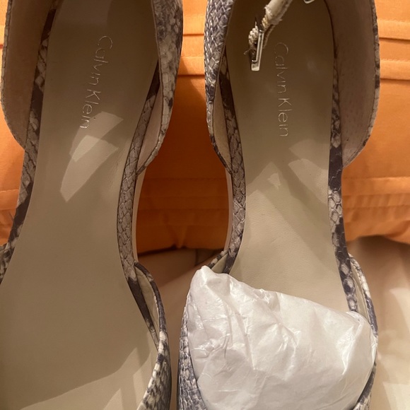 Calvin Klein - Picture 2 of 5